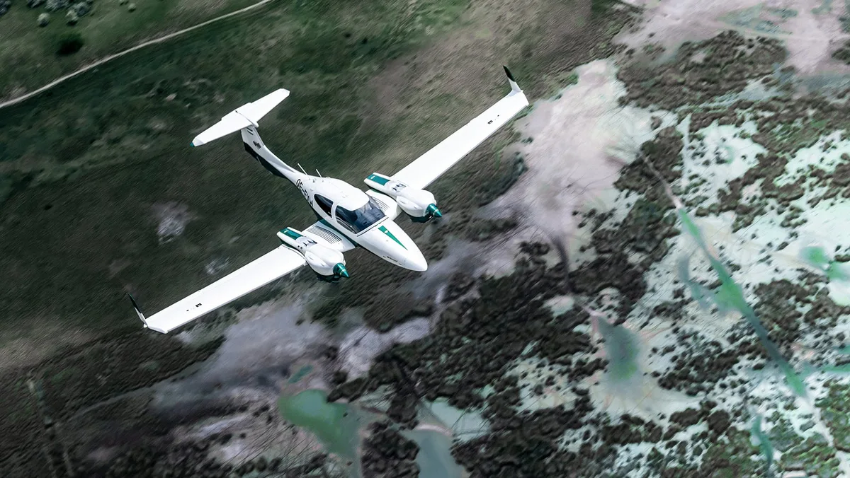 Ein zweimotoriges Propellerflugzeug von oben.